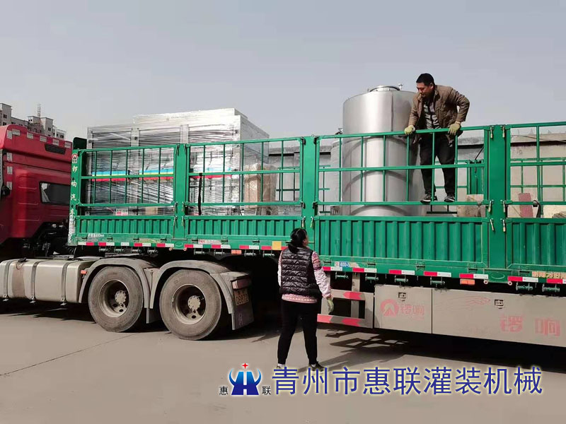 8头尾气处理液灌装机发往上海